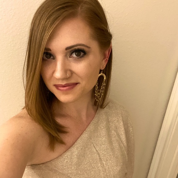 Meet your Posher, Danielle! - Picture 2 of 5